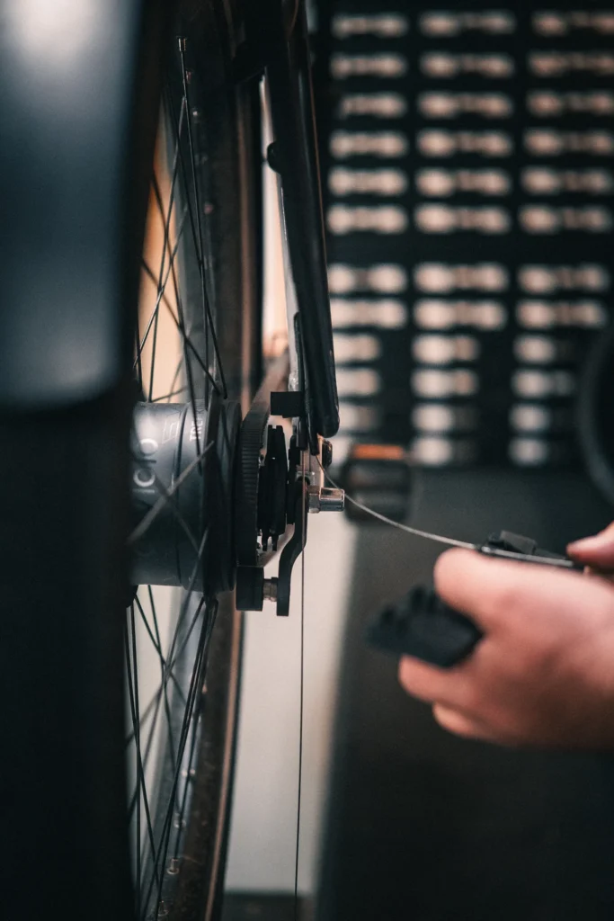 Nahaufnahme einer Fahrradbremse in einer Werkstatt