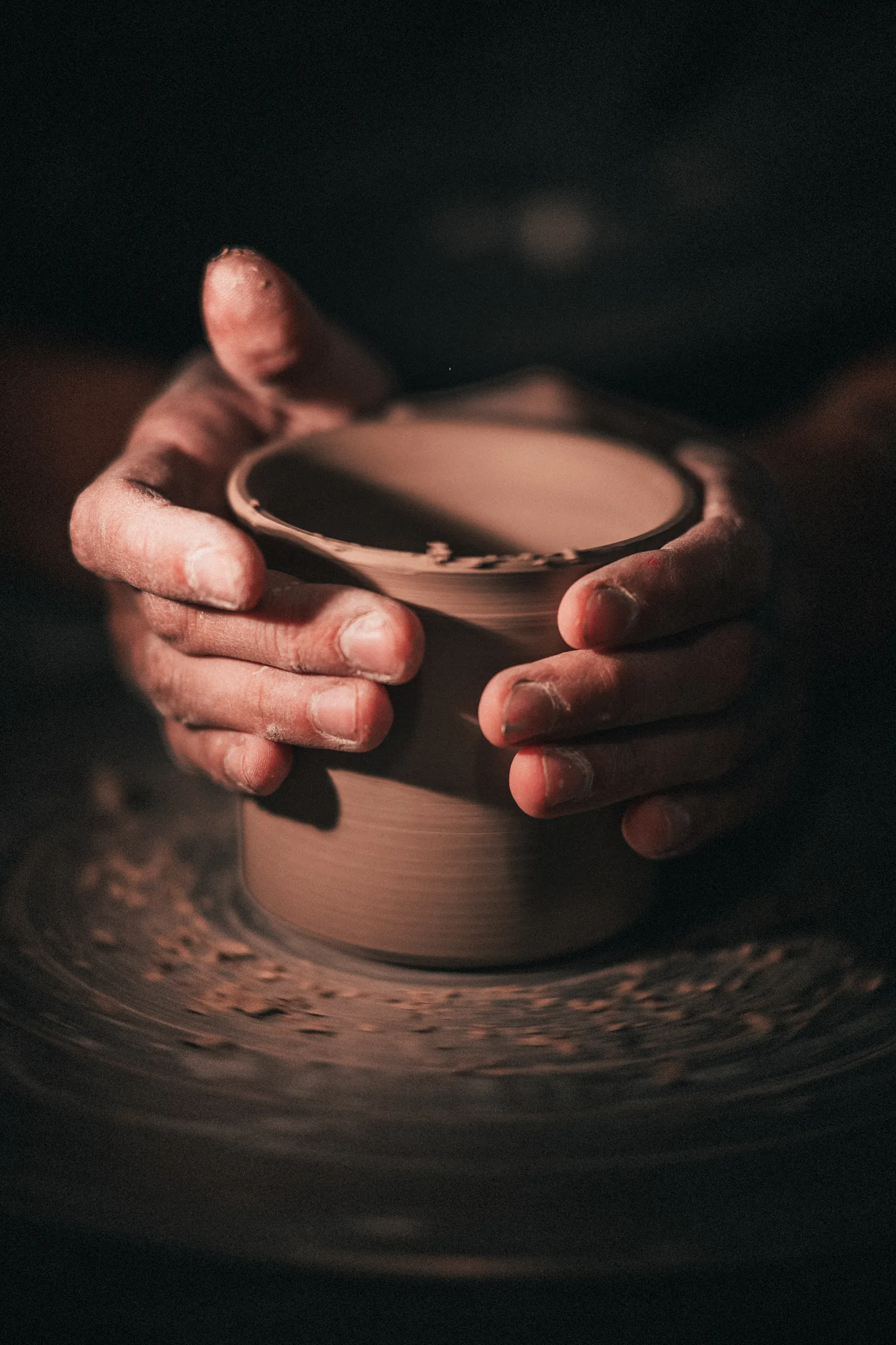Handwerkliche Arbeit in der Töpferei Tischkultur