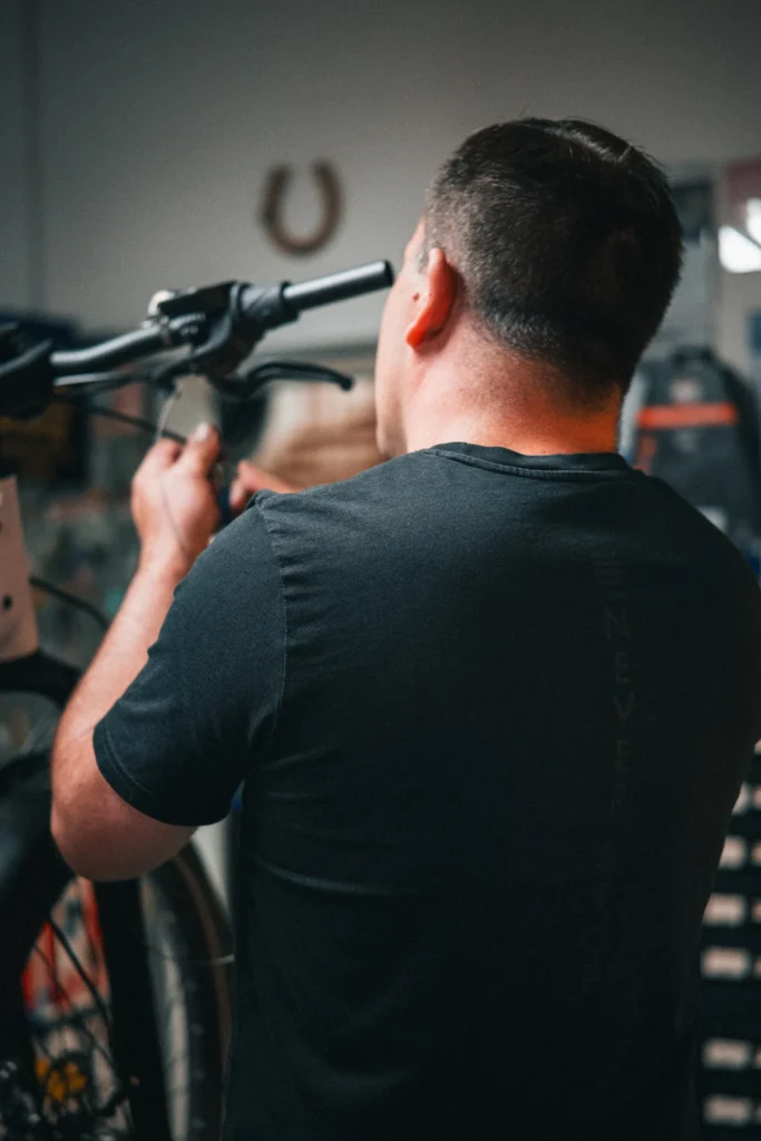 Fahrradmechaniker bei Arbeiten am Lenker