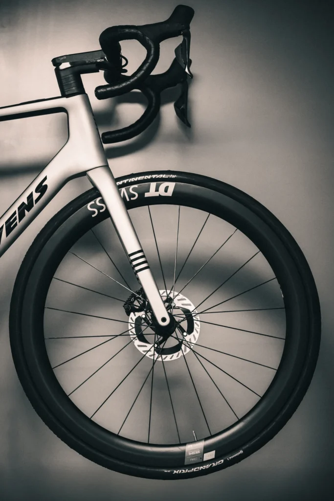 Rennrad an einer Wandhalterung
