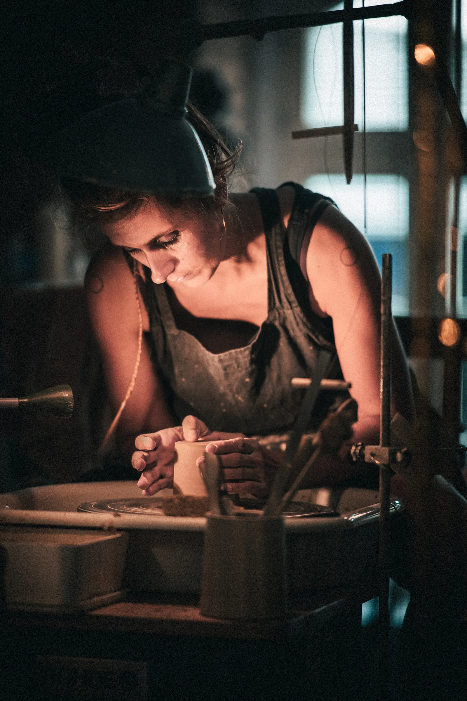 Tanja bei der Arbeit mit Ton