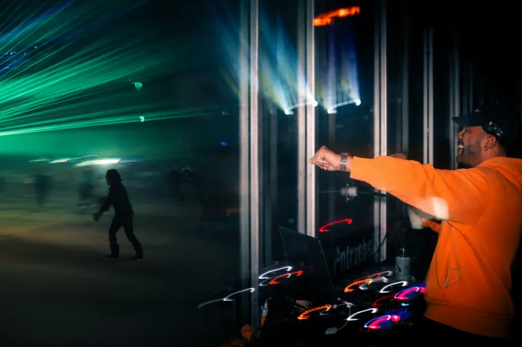 Eisdisco im anona ICEDOME Leipzig mit grünen Lasern und DJ Sekou am Pult